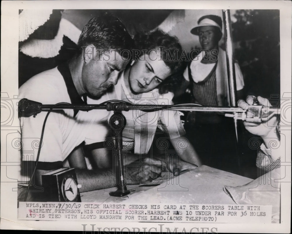 1949 Press Photo Golfer Chick Harbert checks his round card at the score table- Historic Images