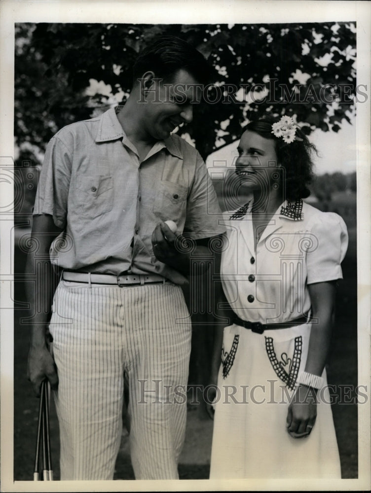 1941 Press Photo Oscar Goess &amp; wife at Bayside Hole in One golf in NY - Historic Images