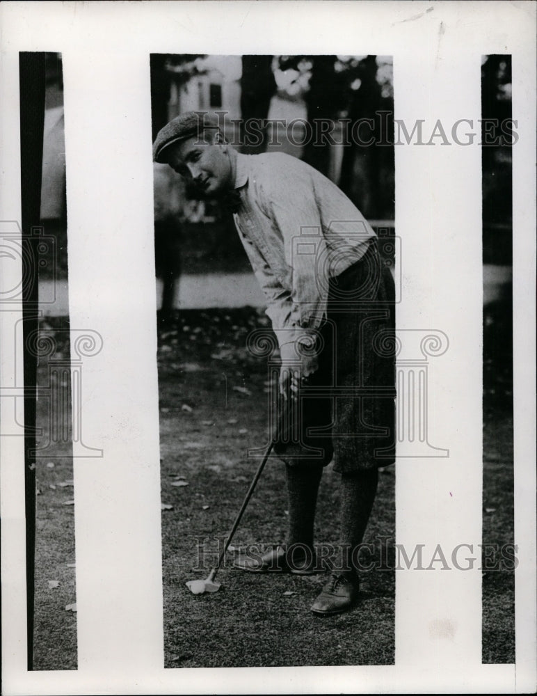 1943 Press Photo Jerry Travers on a golf course at practice - net09999 - Historic Images