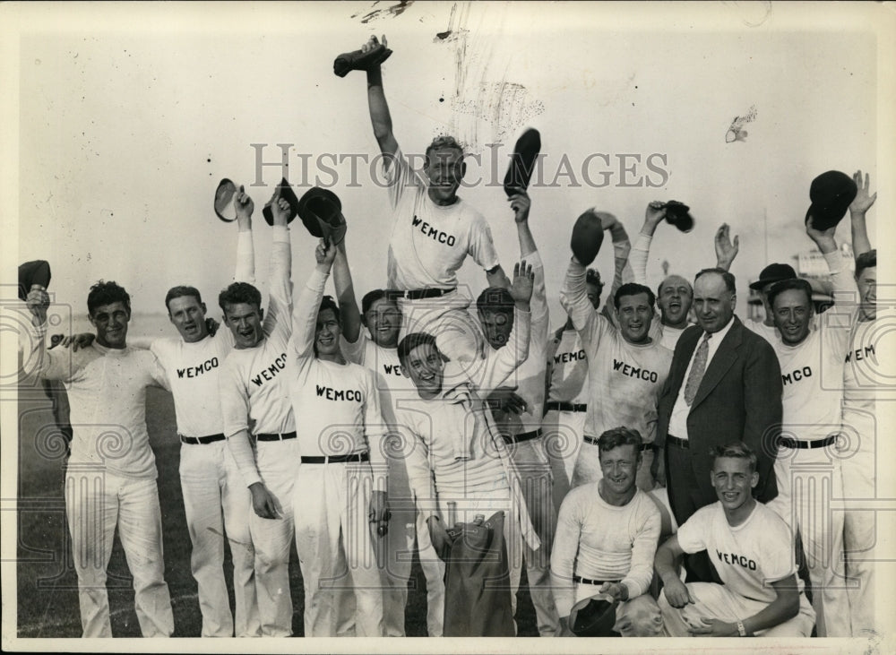 1933 Press Photo Lake Mills Wisconsin champion softball team & Moon Von Dreshik - Historic Images
