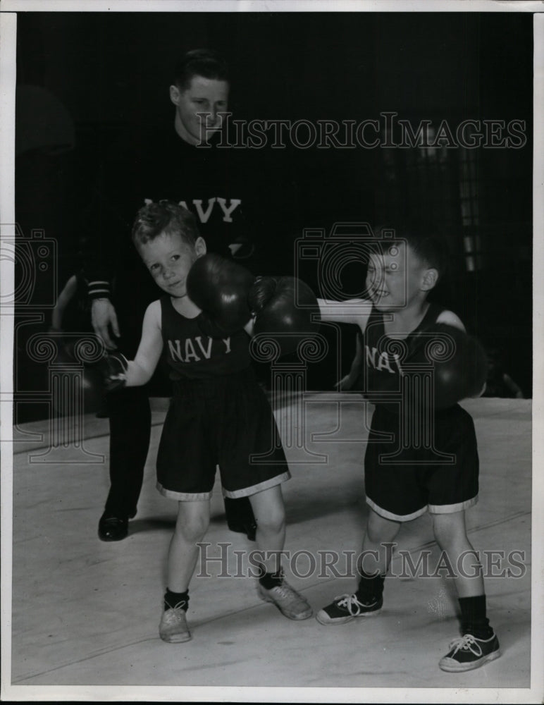 1941 Press Photo Jimmy White, Bobby Fulton & ref Bill Godfrey at a bout - Historic Images