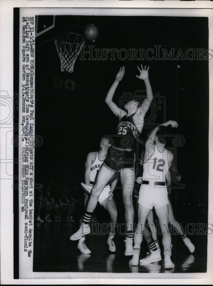 1956 Press Photo CTs Paul Kaspar vs Manhattan&#39;s Tom Cacanagh at basketball - Historic Images