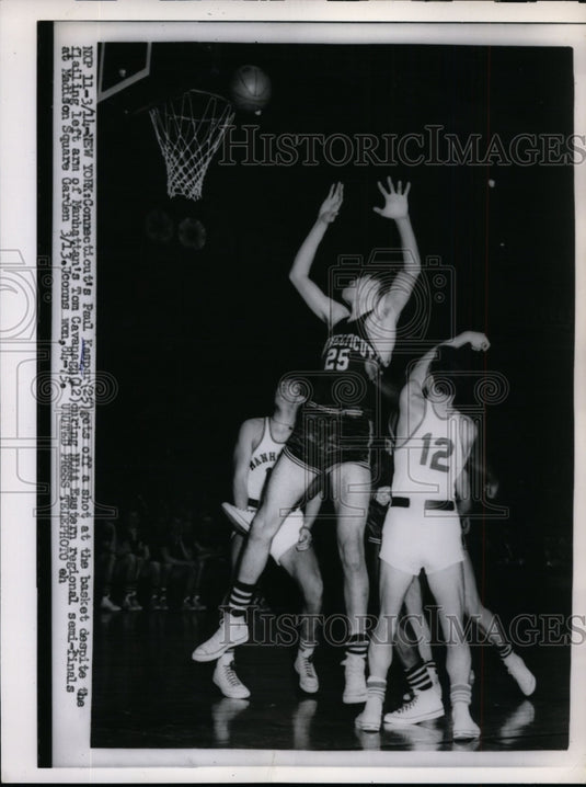 1956 Press Photo CTs Paul Kaspar vs Manhattan's Tom Cacanagh at basketball - Historic Images