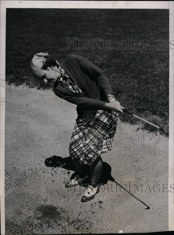 1937 Press Photo Betty Jameson making shot from sand trap, Women&#39;s Western Derby - Historic Images