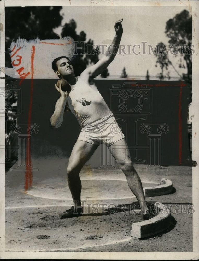 1932 Press Photo Leo Sexton at shot putt of 52 feet 8 inches at Olympic tryouts - Historic Images