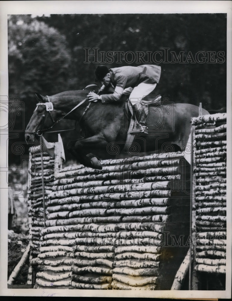 1958 Press Photo Fritz Thiedemann on Godewind at 22nd International Show - Historic Images