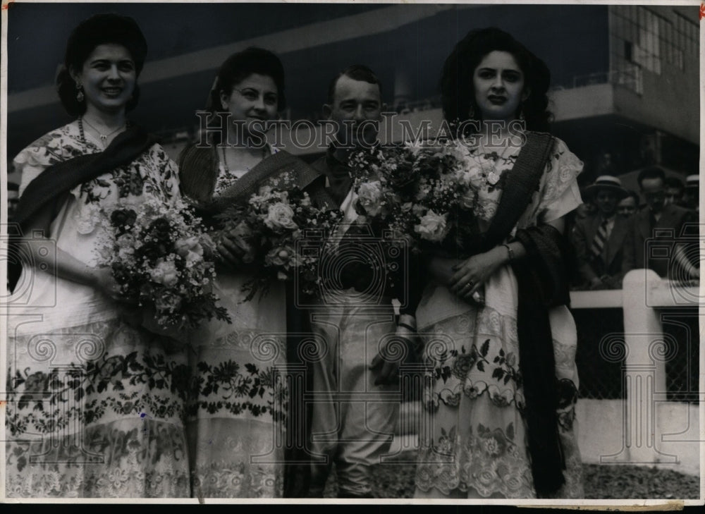 1945 Press Photo Jockey Arthur Craig & girls MS Pinelo, MZ Espinoza, BG Baquerio - Historic Images