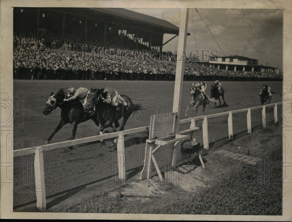 1945 Press Photo Paul Glidewell on Azizi wins at Sportsmans Park Ill - Historic Images