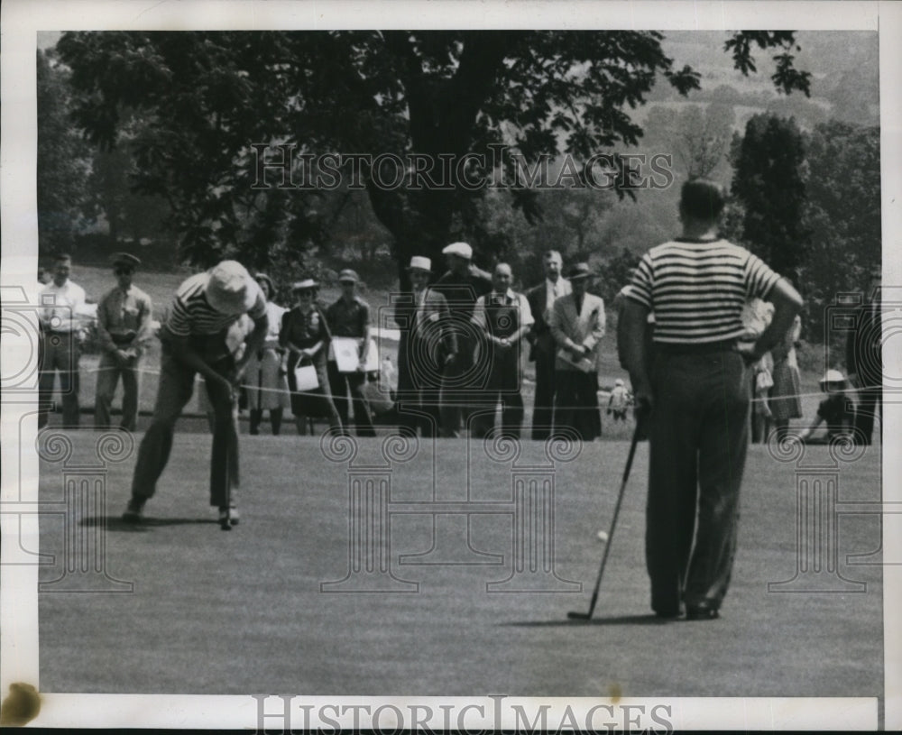 1939 Press Photo Paul runyan &amp; another in a golf tournament on putting green - Historic Images