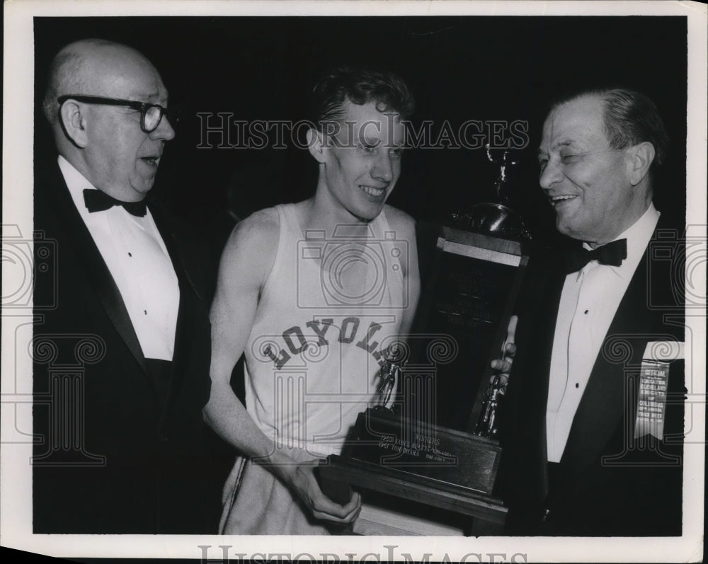 1962 Press Photo Loyola track meet winner Tom O&#39;Hara with Jake Leicht - Historic Images