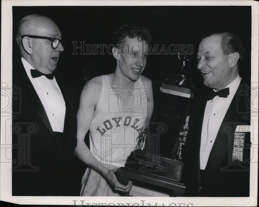 1962 Press Photo Loyola track meet winner Tom O'Hara with Jake Leicht - Historic Images