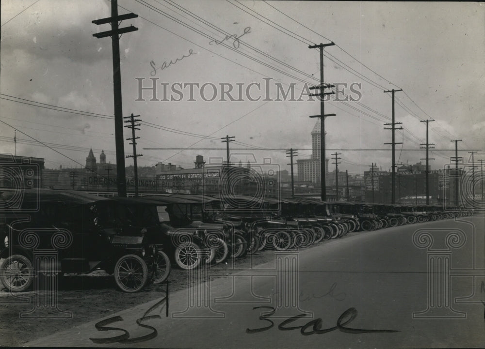 1923 Press Photo A line of automobiles along a road - net11708- Historic Images