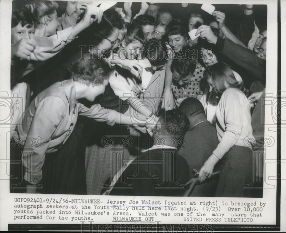 1956 Press Photo Jersey Joe Walcott &amp; fans at Youth Rally in Milwaukee- Historic Images