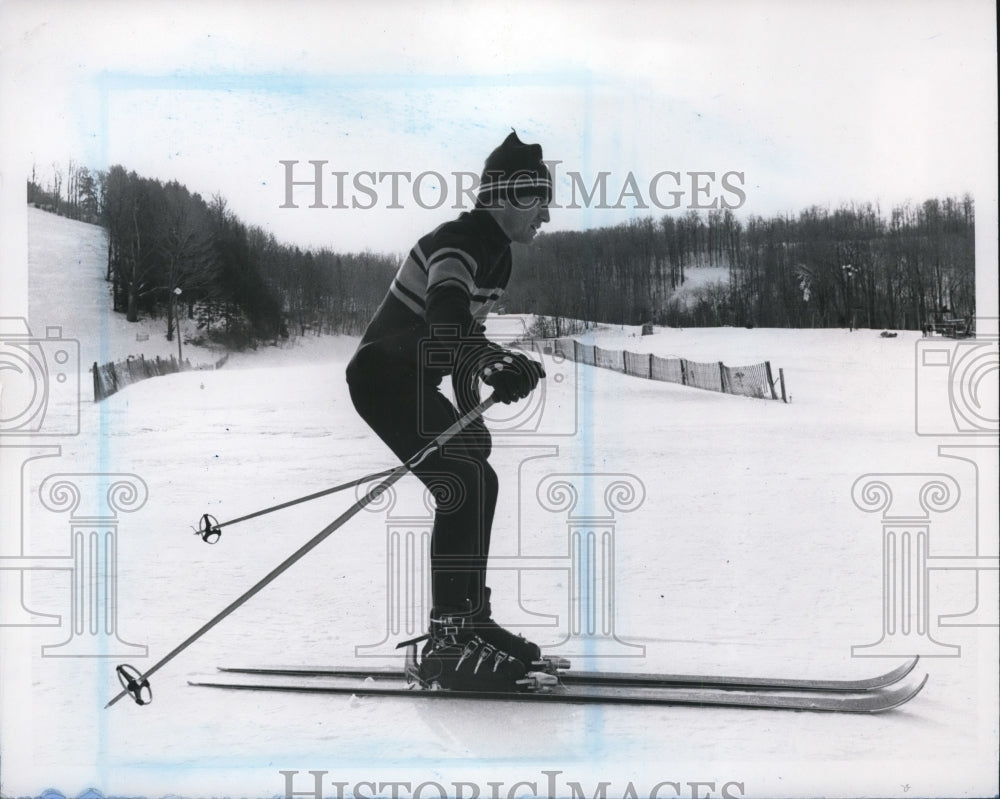 1969 Press Photo Jimmy Heuga demonstrates his technique at ski school - Historic Images