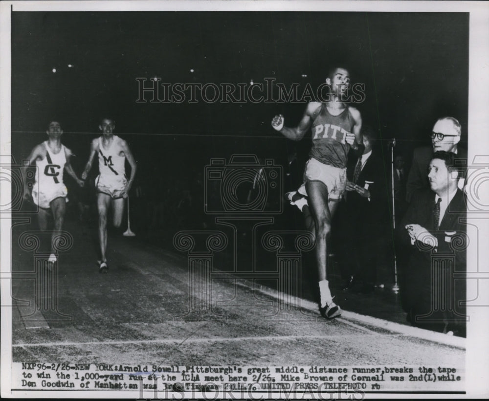 1955 Press Photo Arnold Sewell in 100 yards at IC4A at NYC vs Mike Browne - Historic Images