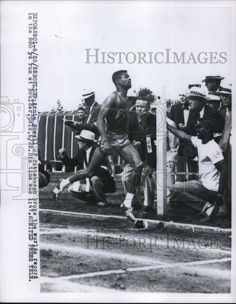 1955 Press Photo Arnie Sowell of Pittsburgh world record 880 yards in 1:47.6 - Historic Images