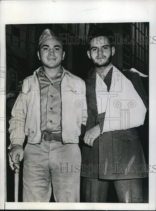 1943 Press Photo Cpl Barney Ross & Pfc R Garcia at San Diego California - Historic Images