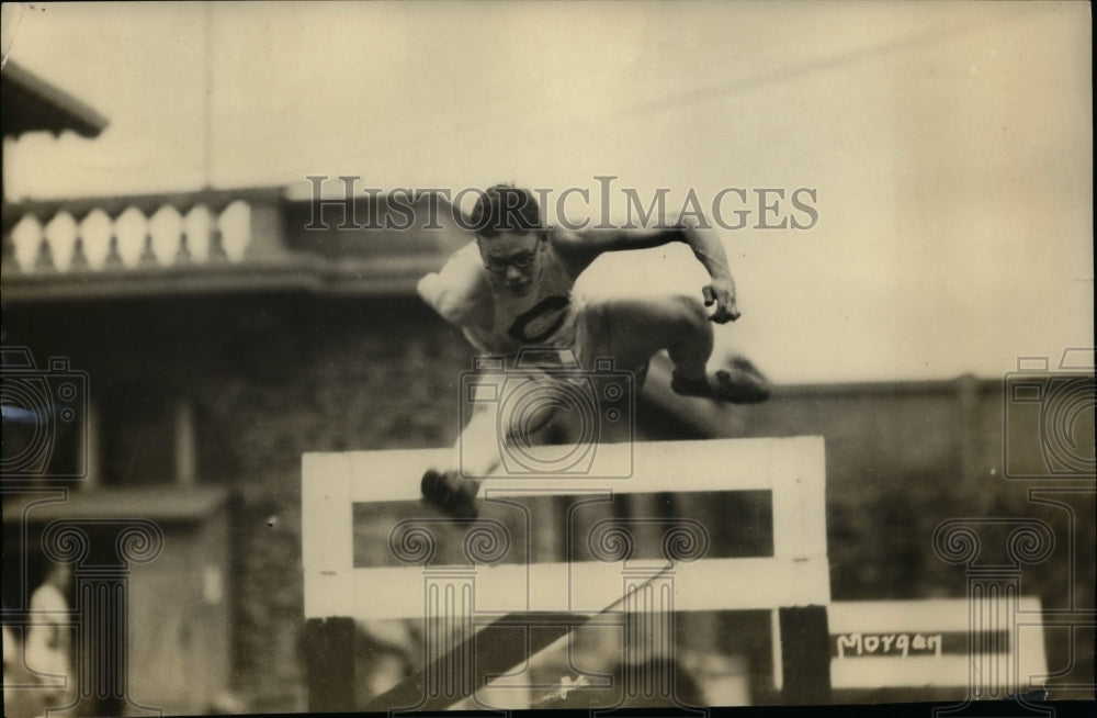 1928 Press Photo E Caruthers of Cornell in 75 yard high hurdles at a meet - Historic Images