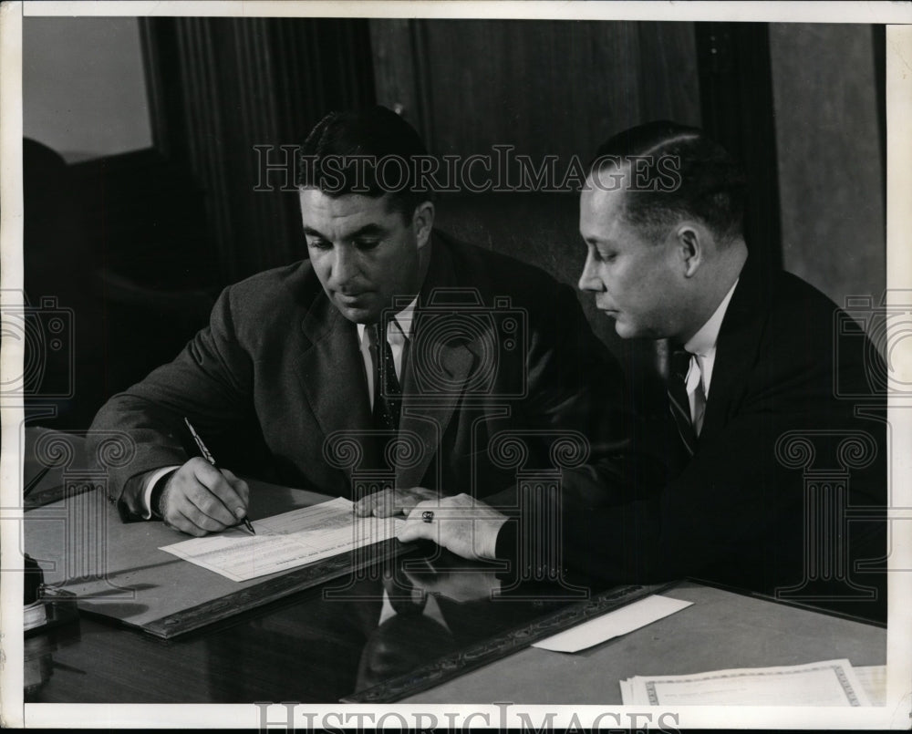 1941 Press Photo Dodger pitcher Fred Fitzsimmons& Savings Bank Life Insurance - Historic Images