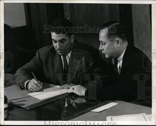 1941 Press Photo Dodger pitcher Fred Fitzsimmons& Savings Bank Life Insurance - Historic Images