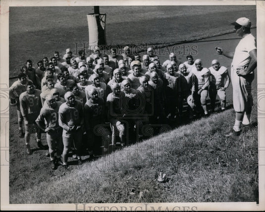 1949 Press Photo A talking to his football team at practice session - Historic Images