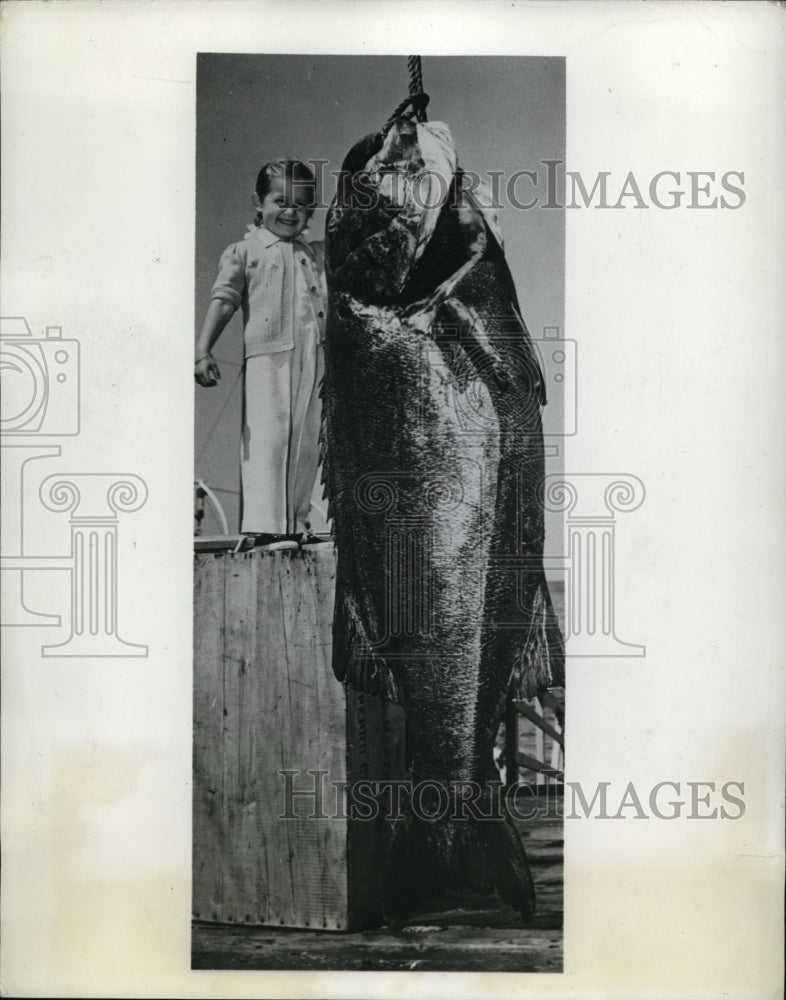 1941 Press Photo Stephanie Perske &amp; 286 pound black sea bass in Avalon CA - Historic Images