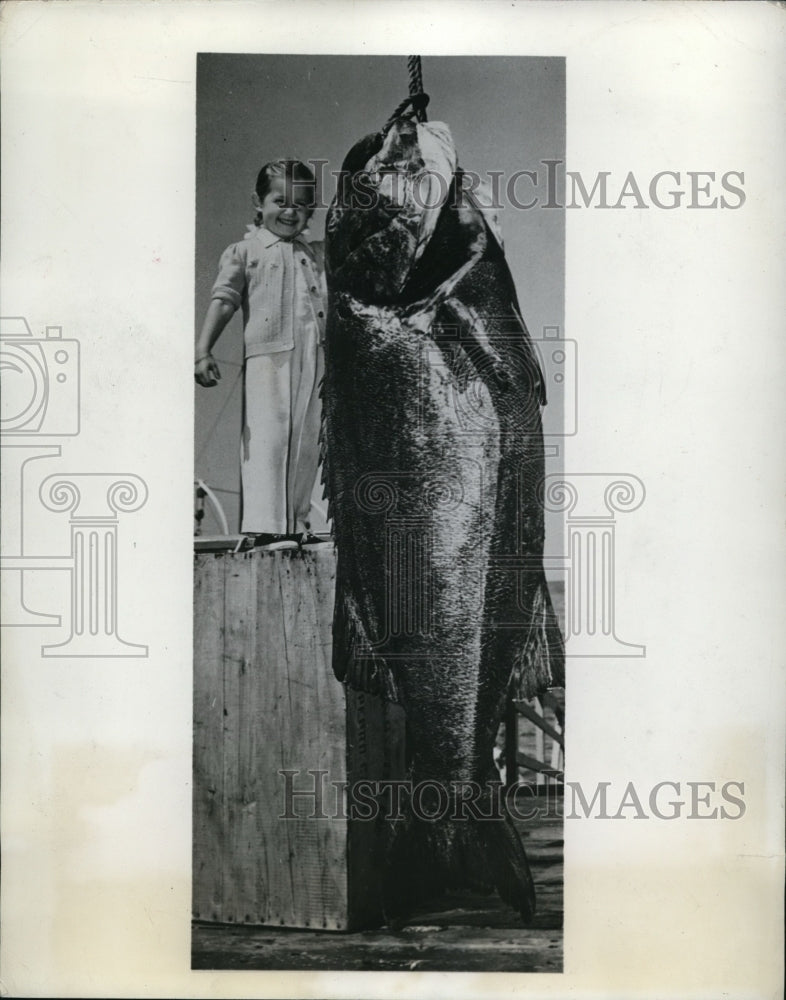 1941 Press Photo Stephanie Perske & 286 pound black sea bass in Avalon CA - Historic Images