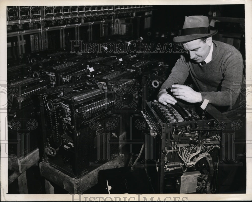 1945 Press Photo Charles Harbett works on tote board rigs at Jamaica track NY - Historic Images