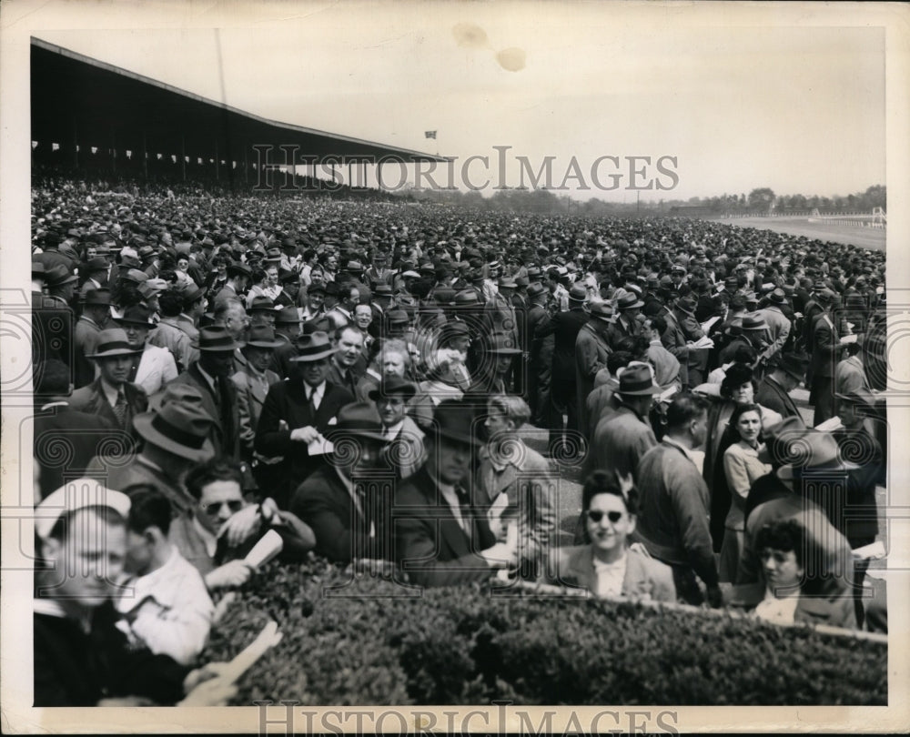 1945 Press Photo Crowds of fans at opening day of Jamaica track in NY - Historic Images