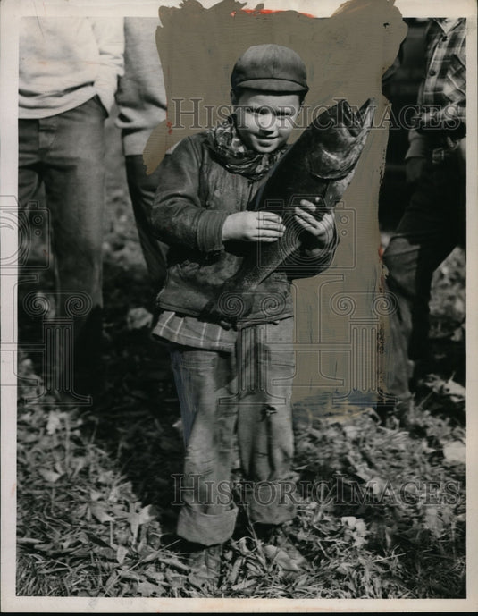 1949 Press Photo Tommy Piotrowski & bass netted in Cleveland Ohio - net13995 - Historic Images