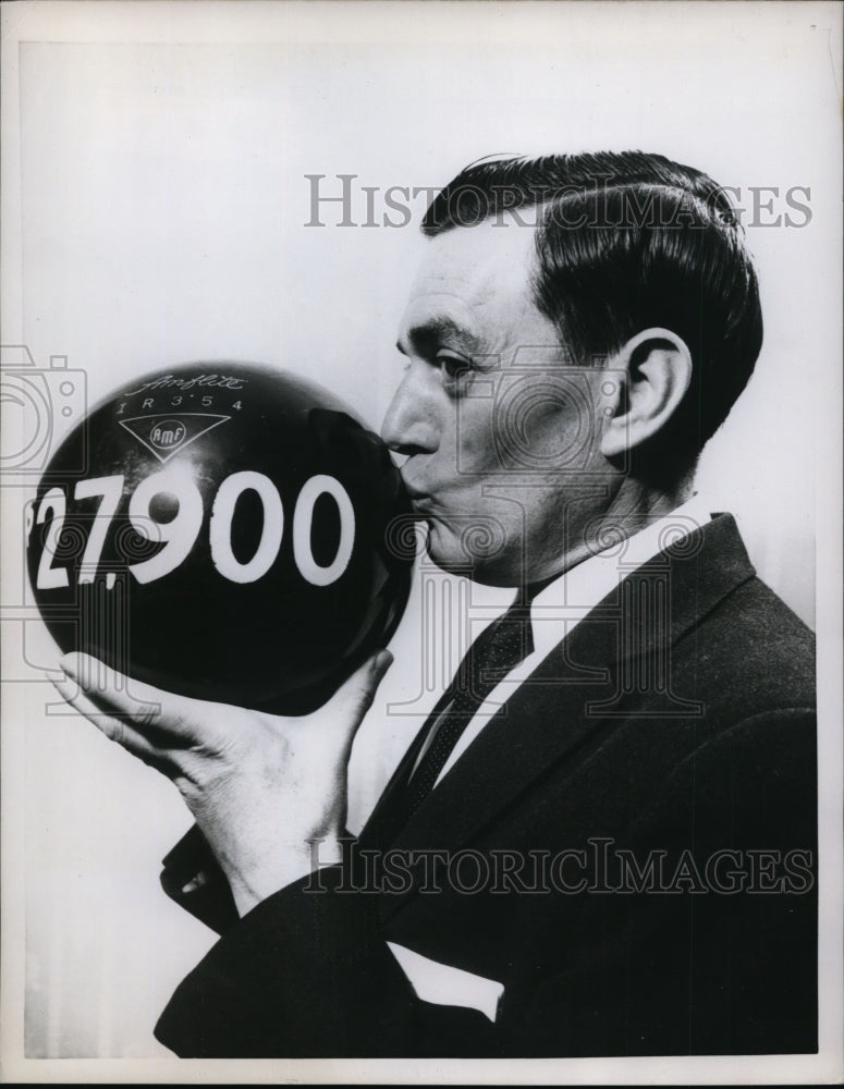 1960 Press Photo Bowler Robert F Hushen of Irvington NJ after 27,900 pins- Historic Images