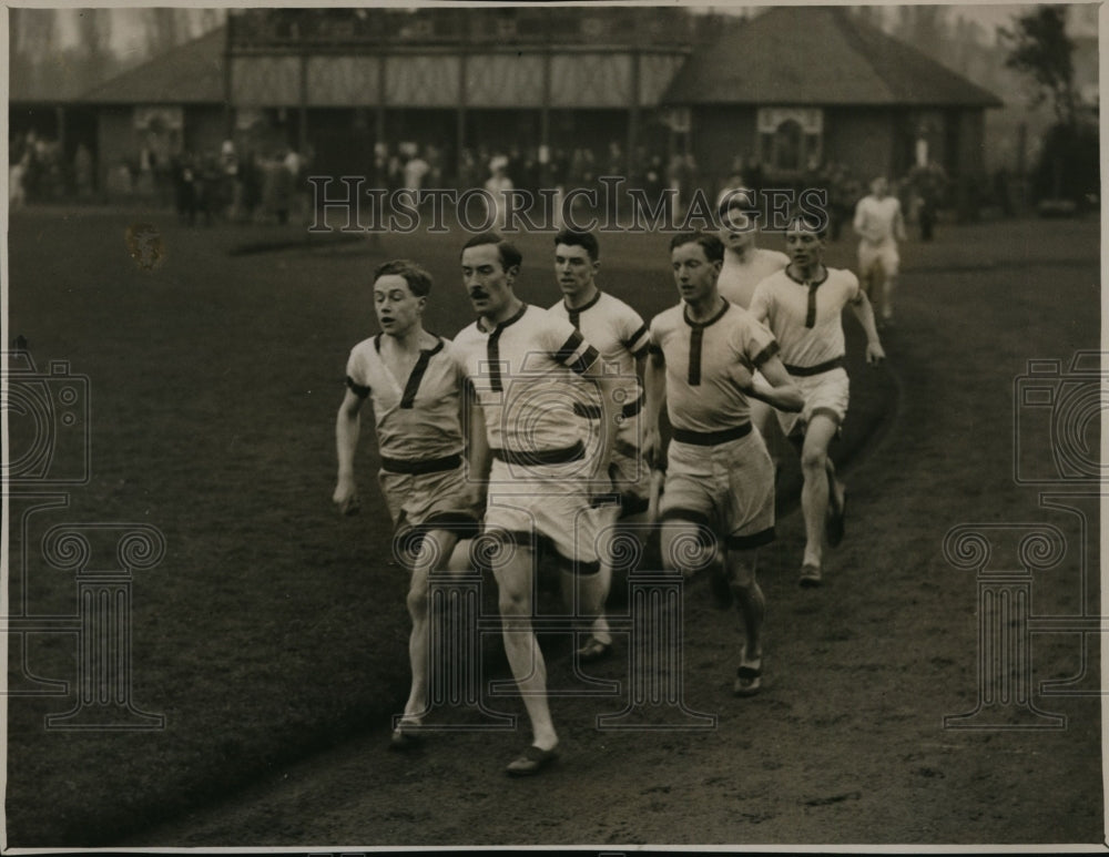 1928 Press Photo Oxford University track HM O'Connor president of U leads - Historic Images