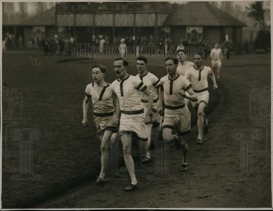 1928 Press Photo Oxford University track HM O'Connor president of U leads - Historic Images