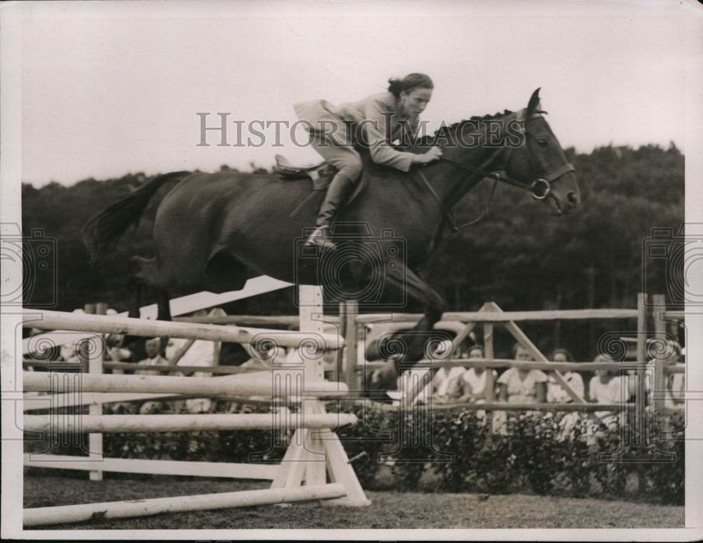 1936 Press Photo Elizabeth McDermott on Lighting at North Shore horse show- Historic Images