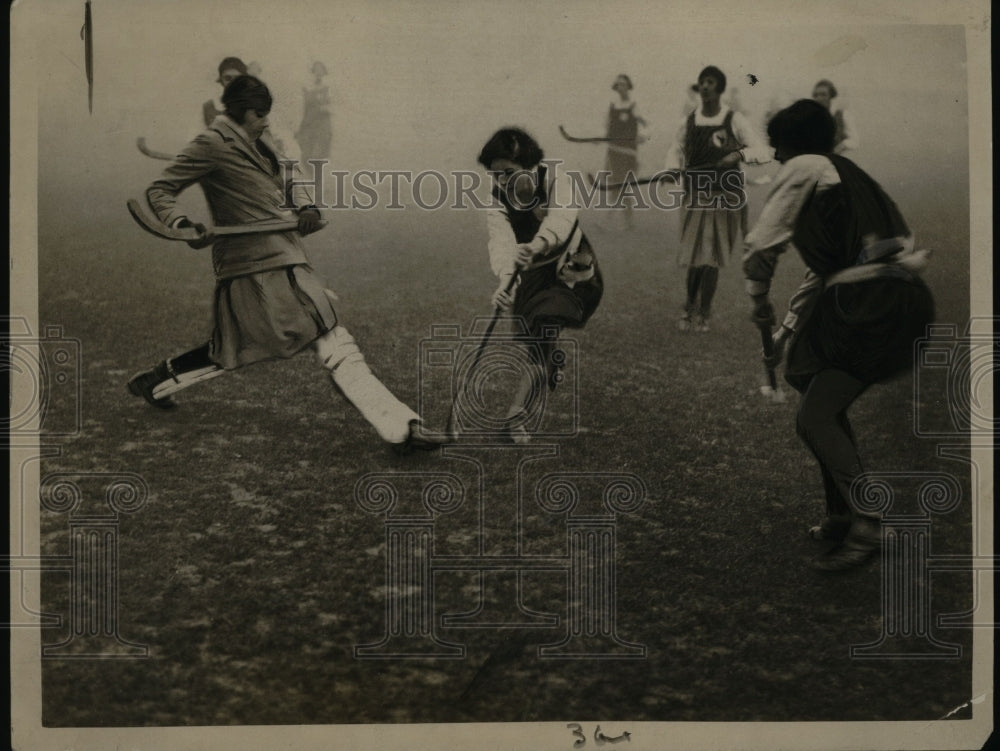 1925 Press Photo Surrey goalie vs Hertfordshire in girls filed hockey - Historic Images