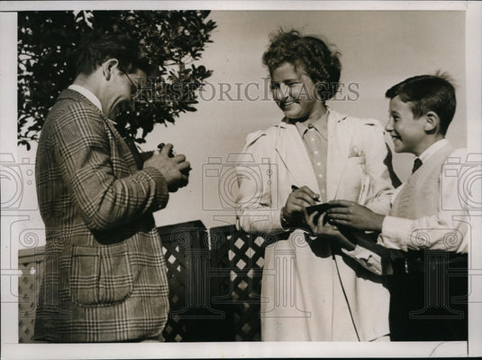 1937 Press Photo Dorothy May Bundy & fans at Forest Hills NY tennis - net14369 - Historic Images