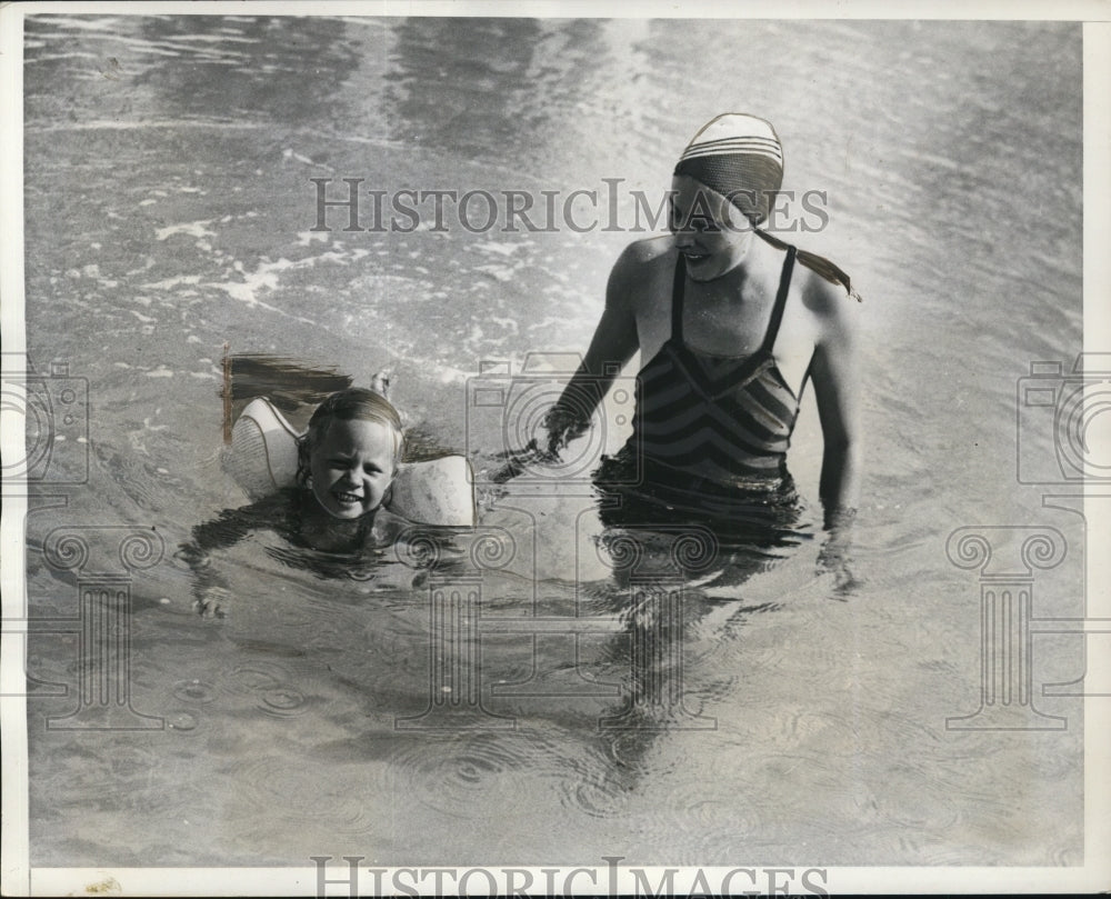 1935 Press Photo Mrs Joseph Wright Jr &amp; daughter Diane swimming - net15015 - Historic Images