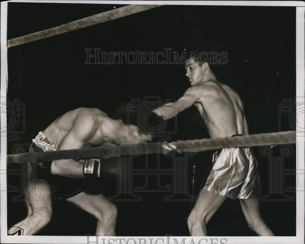 1938 Press Photo Eddie Dempsey vs Tony Daraullo in a boxing bout - net15097- Historic Images