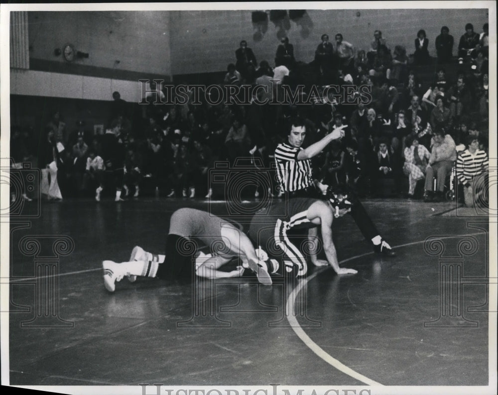 1975 Press Photo Andy Di Sabato vs Ray Tusick in Cleveland wrestling - net15176- Historic Images