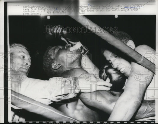 1960 Press Photo Benny Paret vs Don Jordan as ref Charlie Randolph ends bout - Historic Images