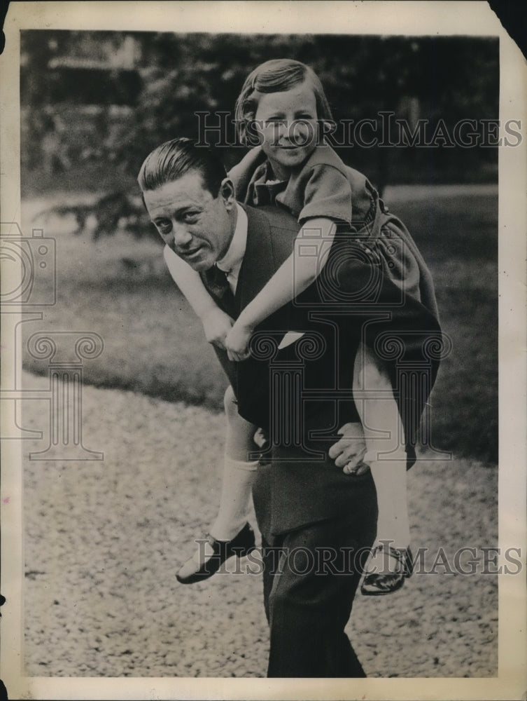 1922 Press Photo Jockey Frank O&#39;Neil &amp; his daughter in France - net15409- Historic Images