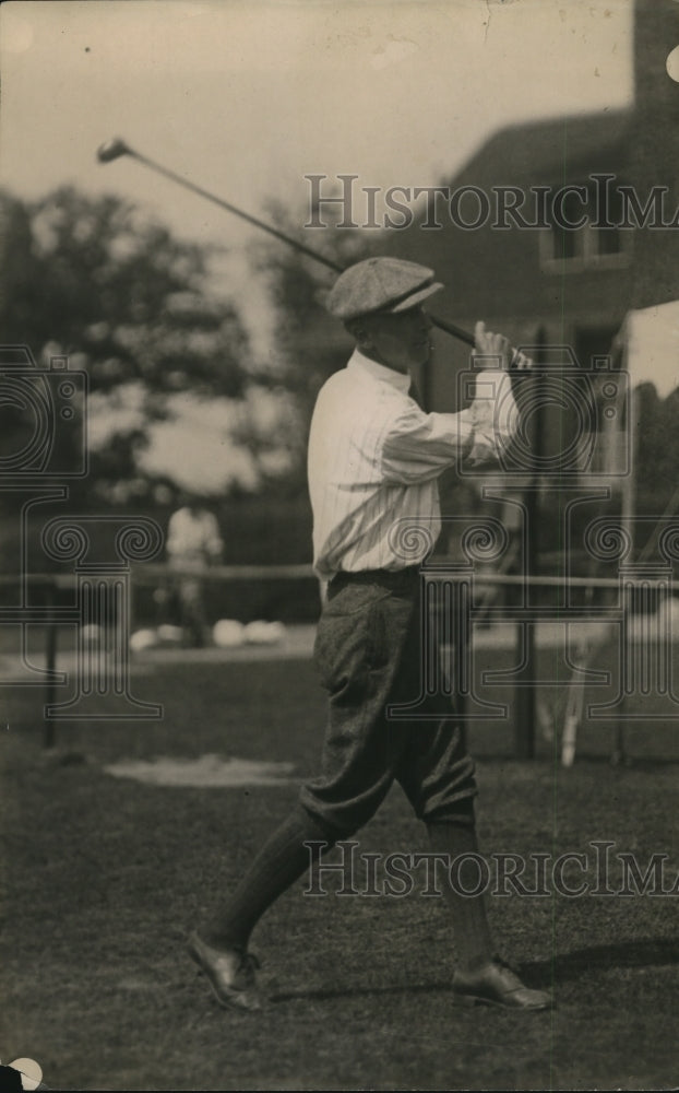 1919 Press Photo J Dickson of Knoxville on a golf course - net15473 - Historic Images