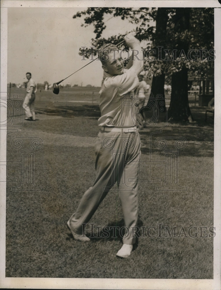 1940 Press Photo Fred Hill of Worcester Massachusetts golfing on a course - Historic Images