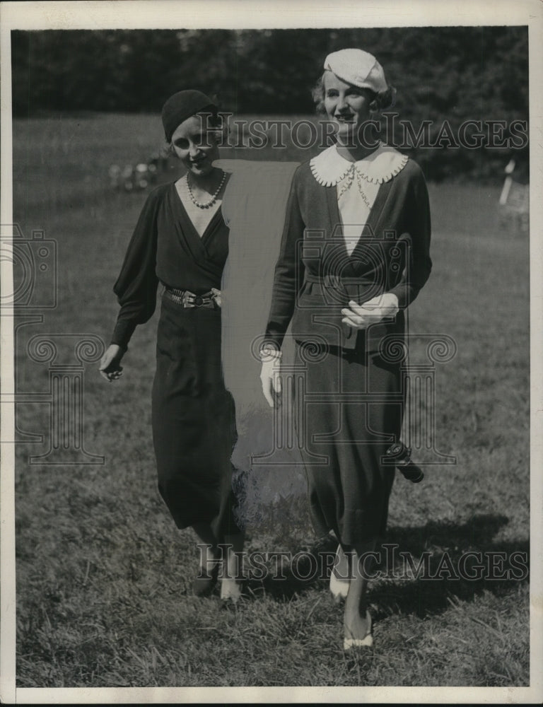 1932 Press Photo Mrs Charles Moller, Mrs W Tilden Hazard at NY Steeplechase race - Historic Images