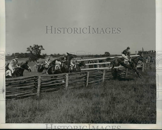1941 Press Photo Jack Rosley on Goldon in Virginia Gold Cup race in VA - Historic Images