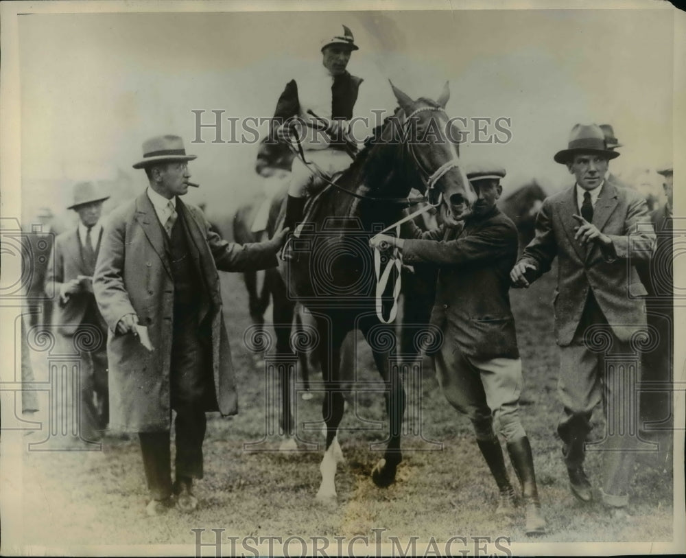 1927 Press Photo Frank Curzon leads C Elliott on Call Boy at Epsom Downs - Historic Images