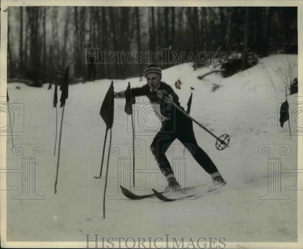 1936 Press Photo Skier demonstrates christie manuever on slalom course - Historic Images