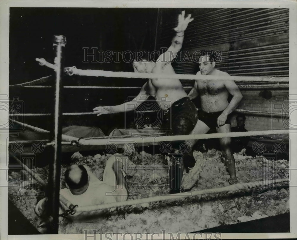 1938 Press Photo Joe Reno vs Roughouse Ross in wrestling in Minneapolis MN - Historic Images