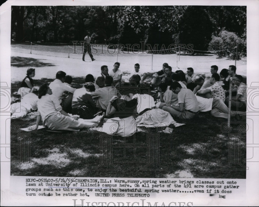 1955 Press Photo University of Illinois Champaign Ill students in spring - Historic Images