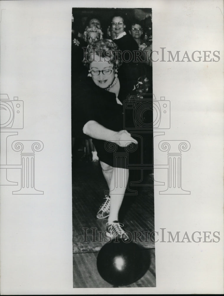 1961 Press Photo Mrs Ermil Lackey WIBC National All Events champion bowler - Historic Images